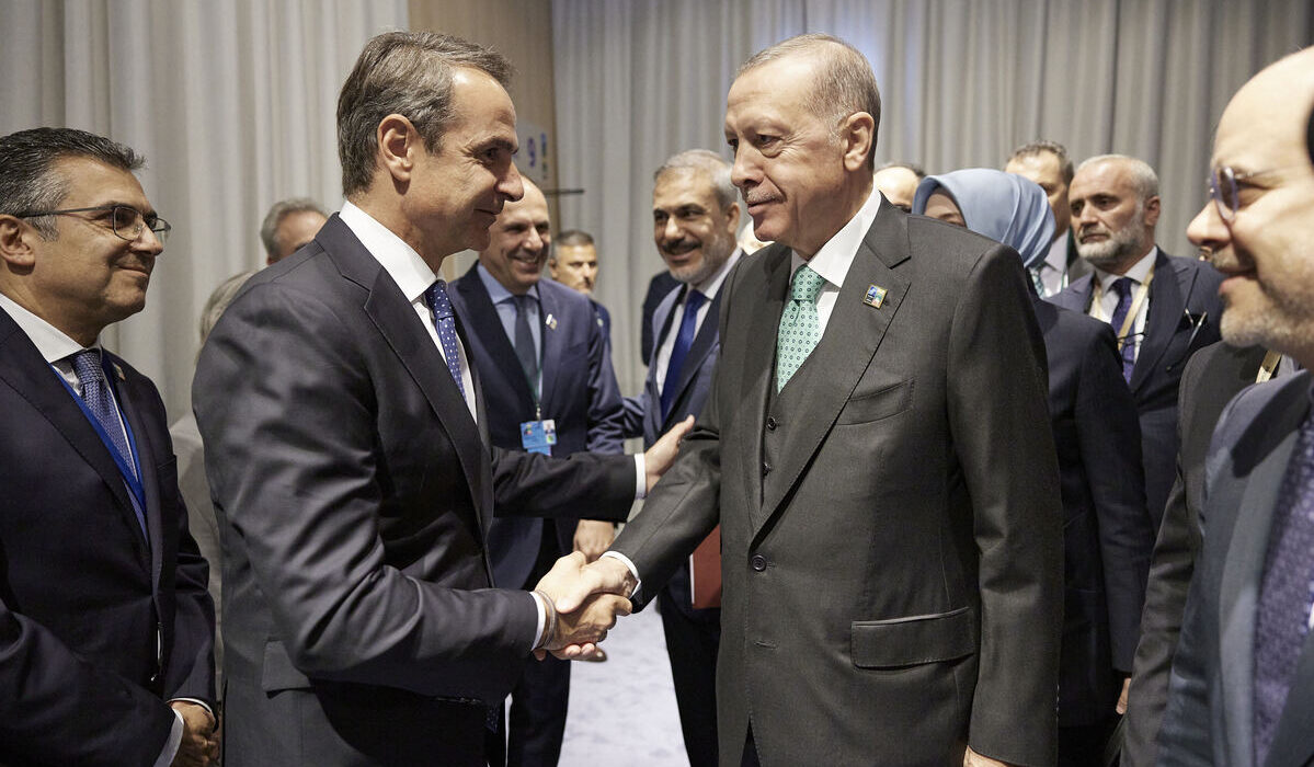 Τι έχει συζητήσει ο πρωθυπουργός με τον Ερντογάν; Γιατί δεν έχουν ενημερωθεί οι πολιτικοί αρχηγοί;