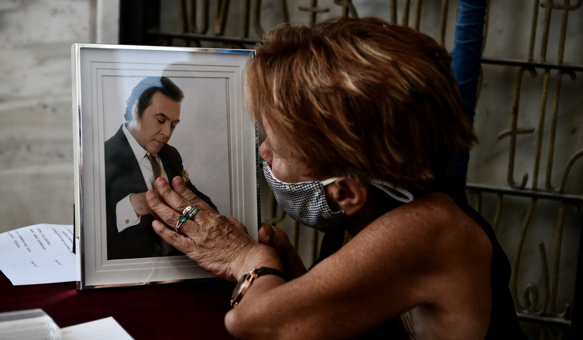Τόλης Βοσκόπουλος: Οι πρώτες εικόνες από την κηδεία του «πρίγκιπα» του ελληνικού τραγουδιού