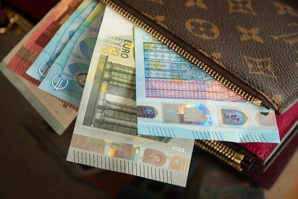 Voucher 180 ευρώ τον μήνα σε εργαζόμενες μητέρες στο δημόσιο