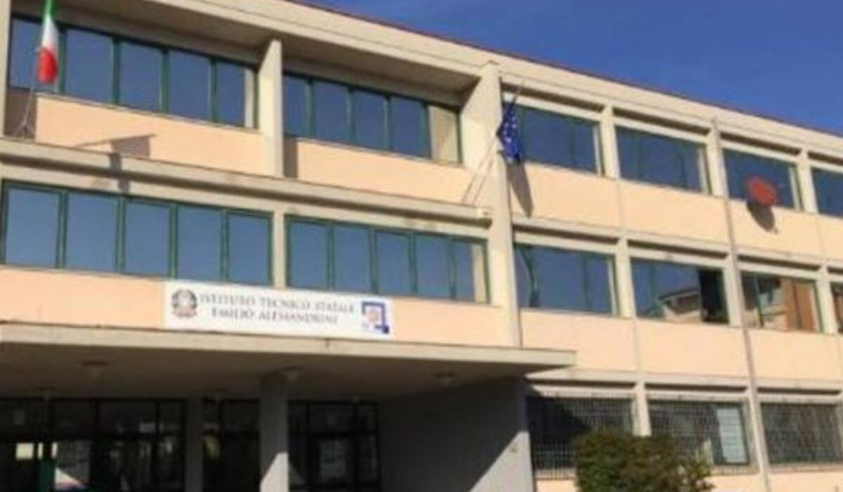 Τρόμος σε σχολείο στο Μιλάνο: 16χρονος μπήκε με ψεύτικο όπλο στην τάξη και μαχαίρωσε τη καθηγήτρια