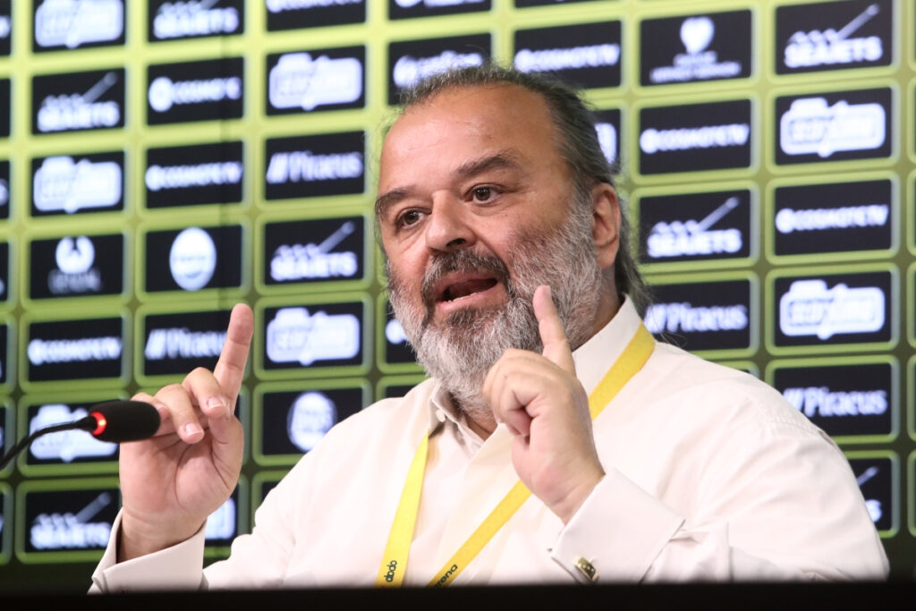 «Άστραψε» ο Ηλιόπουλος: Φωνές και πρόστιμο στους παίκτες της ΑΕΚ – «Λες και πήρατε χάπια ύπνου»