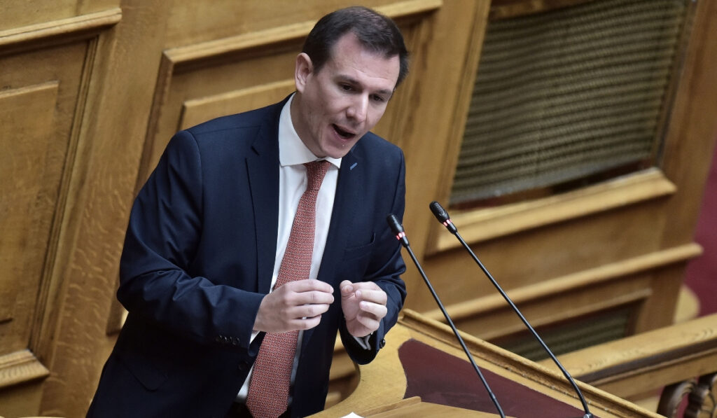 «Πριονοκορδέλα» τους περνάει ο Δουδωνής – Θυμίζει ότι άλλαξαν και τη σύνθεση του προεδρείου!