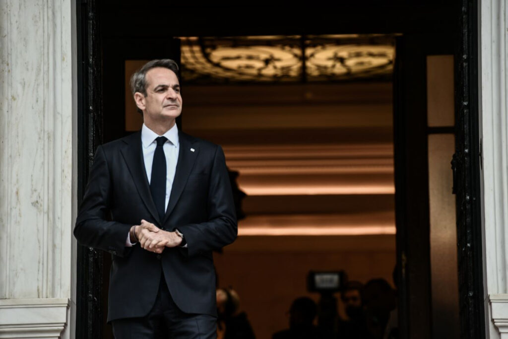 Μητσοτάκης και συστημικά μέσα οι χορηγοί της «αντισυστημικής» (=ακροδεξιάς) ψήφου