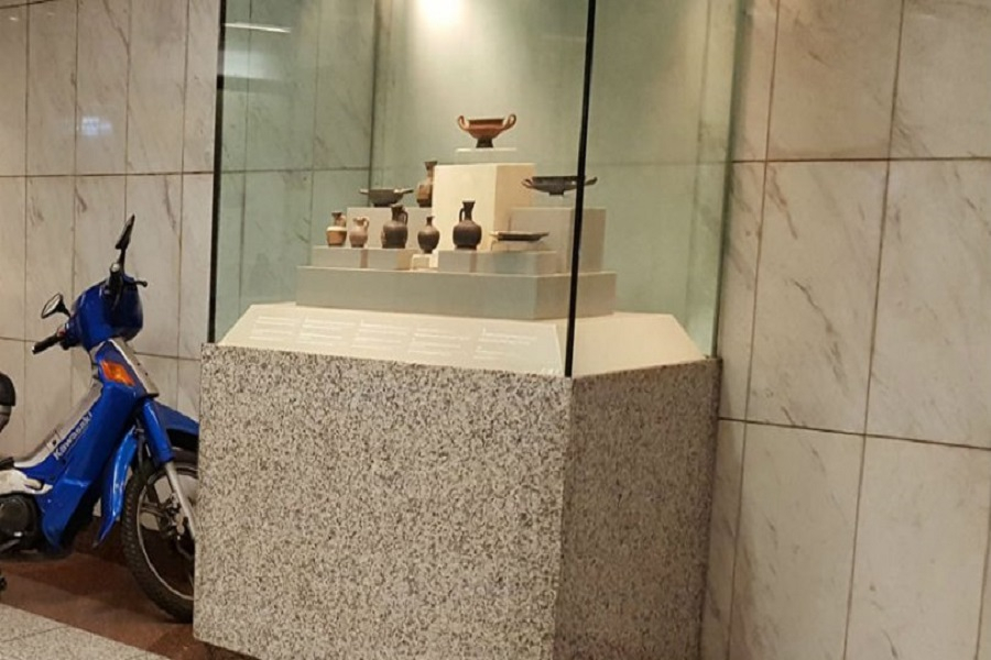 Πάρκαρε το παπάκι του μέσα στον σταθμό του μετρό Πανεπιστήμιο