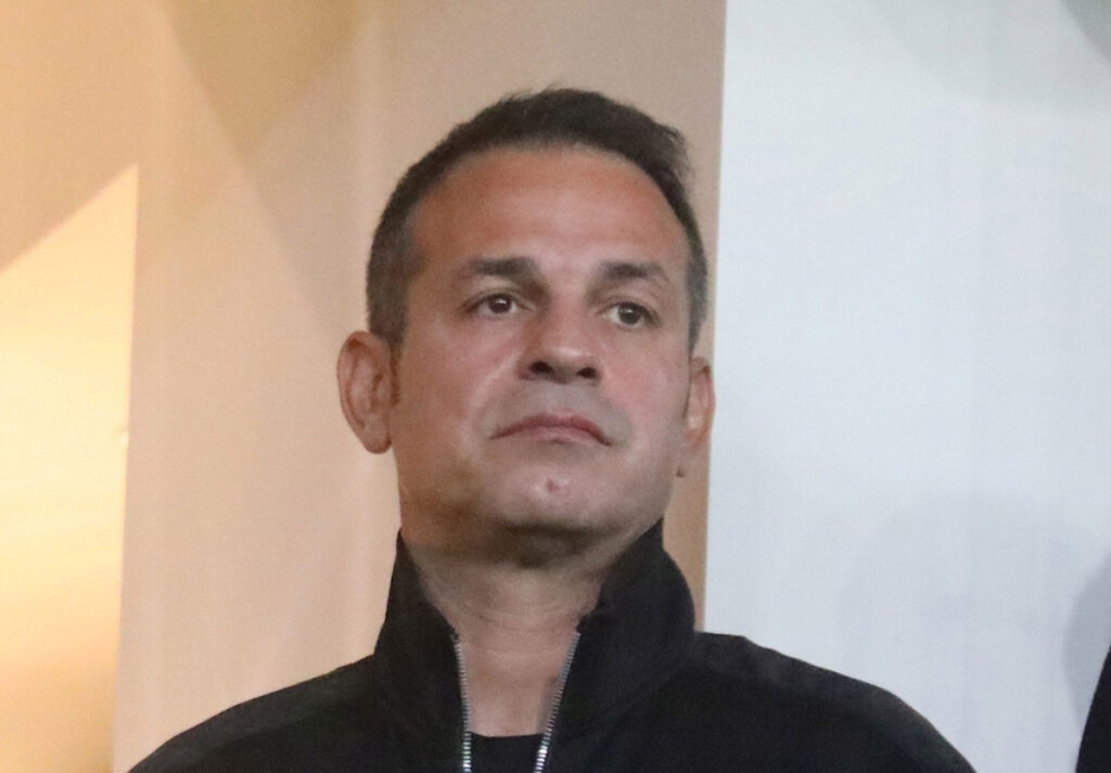 Ντέμης Νικολαΐδης: Πιο επίκαιρος από ποτέ – Έγινε εθελοντής πυροσβέστης