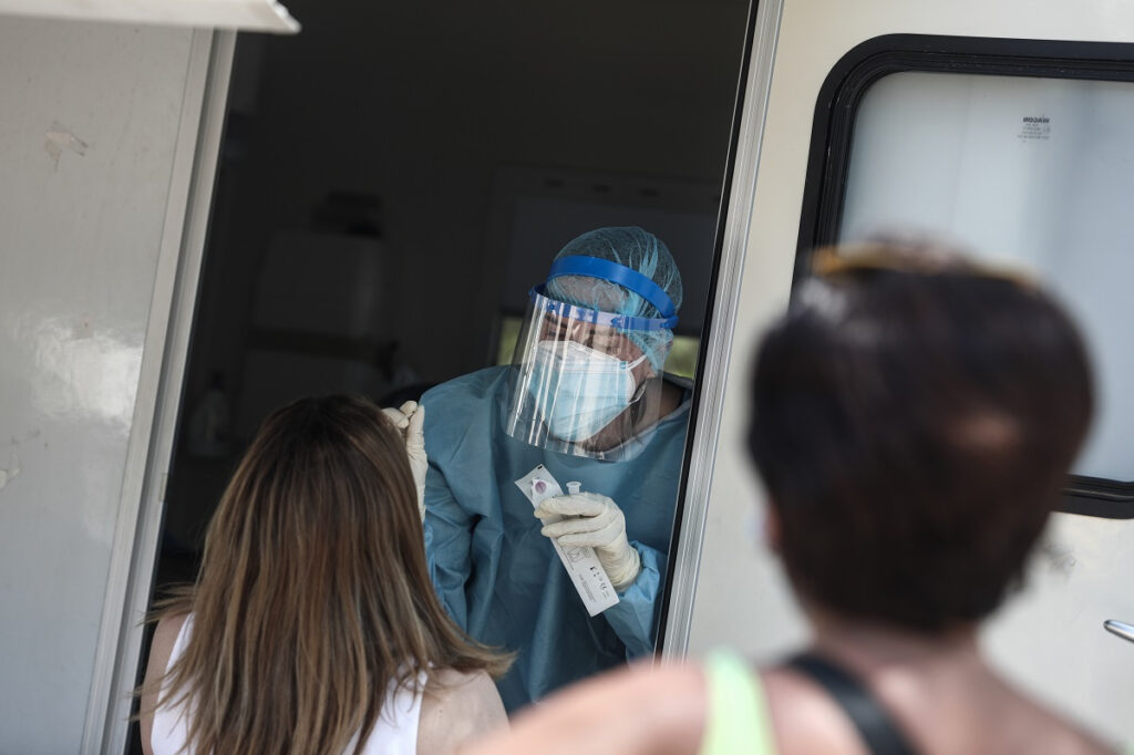 Κρούσματα σήμερα 19/9: Το «φάρμακο» να μην ξεφύγει η πανδημία του κορονοϊού