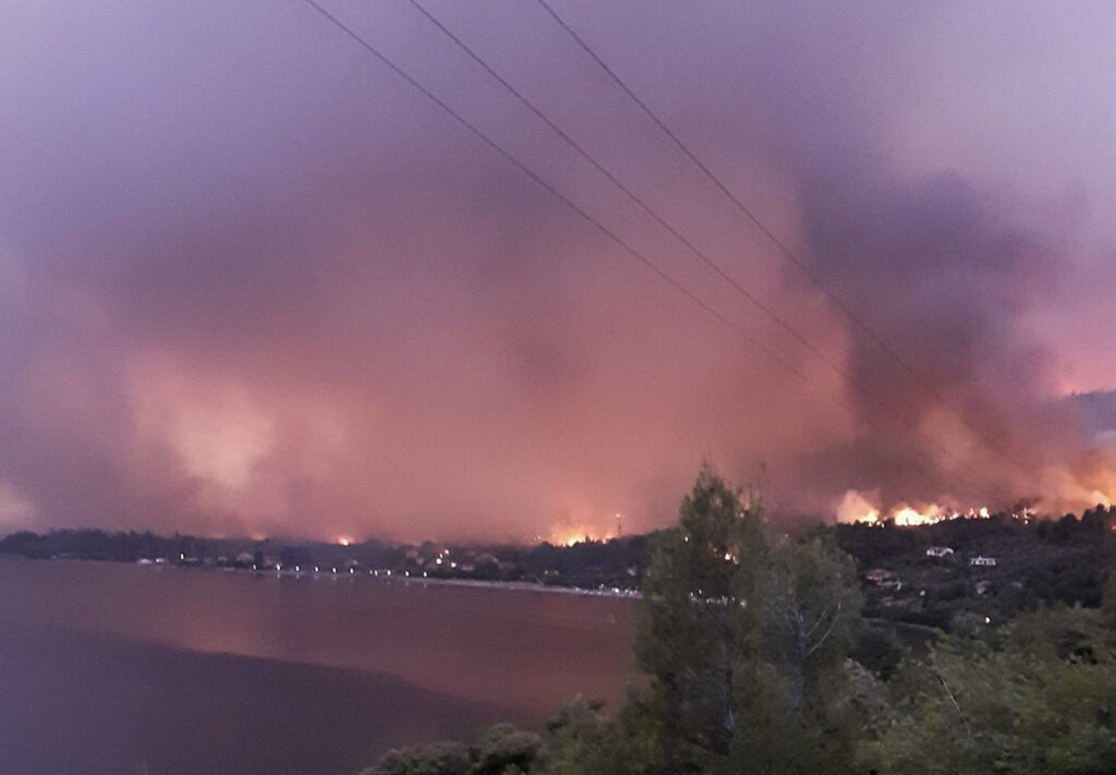 Φλέγεται η Εύβοια: Νέα αναζωπύρωση, καίγονται σπίτια – Μήνυμα από το 112 για εκκένωση