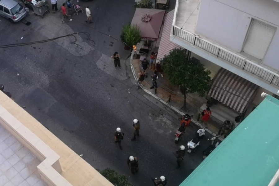 Κουκάκι: Τουρίστες φωνάζουν στα ΜΑΤ να σταματήσουν να χτυπάνε! (Βίντεο)