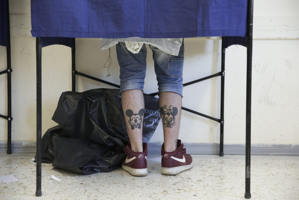 Δημοσκόπηση – Prorata: Κλείνει η «ψαλίδα» ΝΔ – ΣΥΡΙΖΑ, στις 2,5 μονάδες η διαφορά