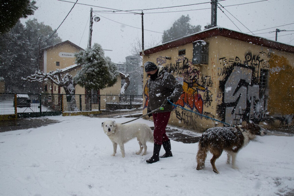Πότε θα σταματήσει να χιονίζει στην Αττική