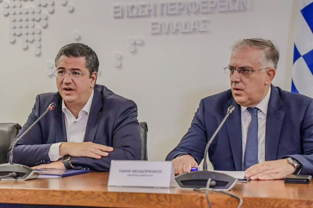 Και οι Περιφέρειες στη μάχη κατά της ακρίβειας – Τι συζήτησαν Θεοδωρικάκος και Ένωση Περιφερειών