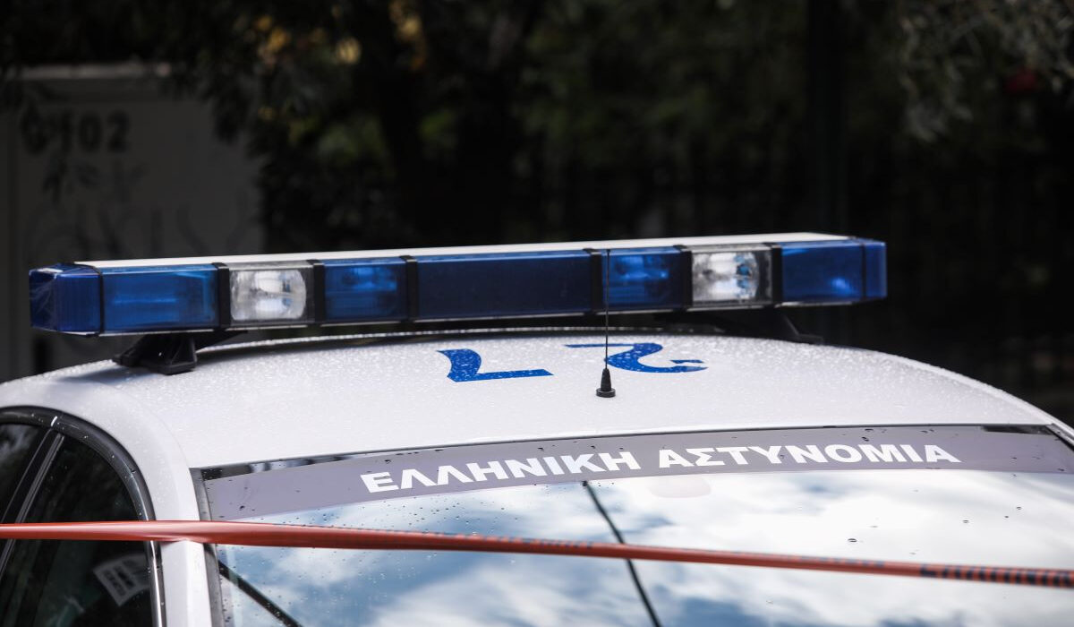 Σαλαμίνα: Δολοφόνησε τη μητέρα του και κρατούσε το πτώμα δύο μέρες στο σπίτι