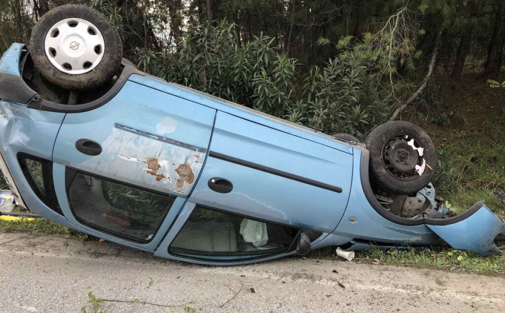 Λάρισα: Τροχαίο με τραυματισμό 25χρονης – Αναποδογύρισε το αυτοκίνητο (Βίντεο)