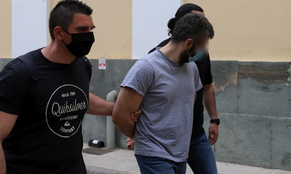 Έγκλημα στα Καλύβια: Στη φυλακή ο δράστης – «Τον σκότωσα γιατί μου είχε κάνει μάγια»