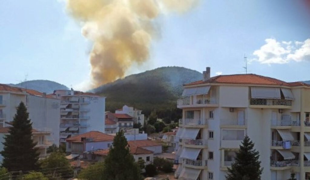 Φωτιά τώρα στην Τρίπολη – Καίει δάσος στον Άγιο Λουκά