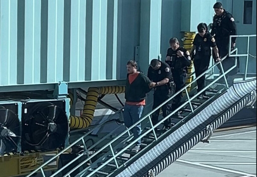Χάος σε πτήση στις ΗΠΑ: Επιβάτης επιχείρησε να ανοίξει την πόρτα στον αέρα – Προσγειώθηκε άρον άρον
