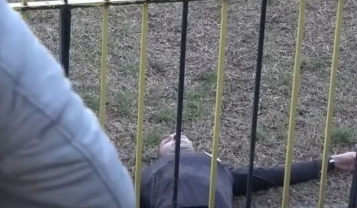 Viral αγώνας ποδοσφαίρου στην Ημαθία – Ο επόπτης έκανε μία… θεαματική πτώση (vid)