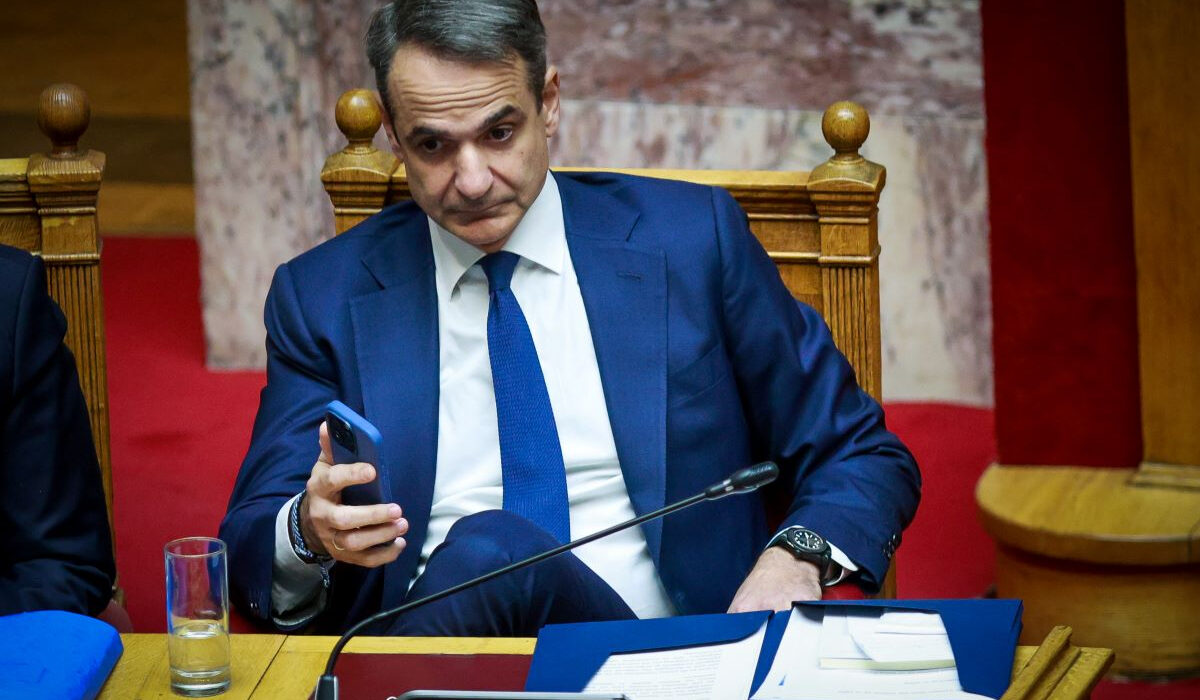 Το παρασκήνιο της εξόδου δύο υπουργών και τα μηνύματα Μητσοτάκη στα «παράκεντρα»
