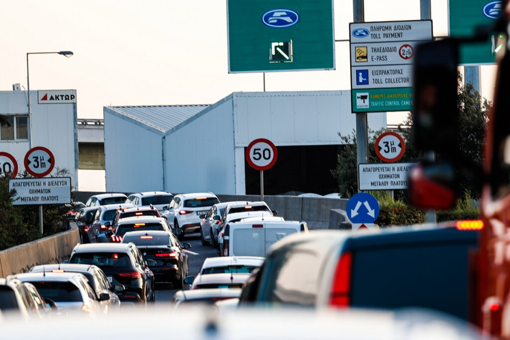 Έπεσαν χώματα στην Αττική Οδό: Έκλεισε μία λωρίδα – Μισάωρες καθυστερήσεις