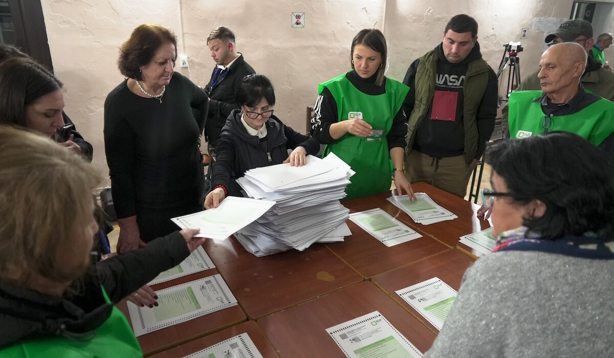 Γεωργία: Και η κυβέρνηση και η αντιπολίτευση λένε ότι κέρδισαν στις εκλογές – Σκηνές βίας και νοθείας
