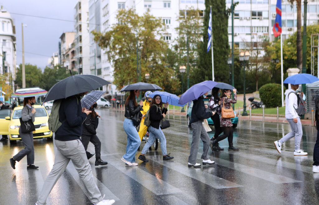 Δείχνει τα «δόντια» της η κακοκαιρία: Νέες ισχυρές βροχές και καταιγίδες από το απόγευμα – Πού θα χιονίσει