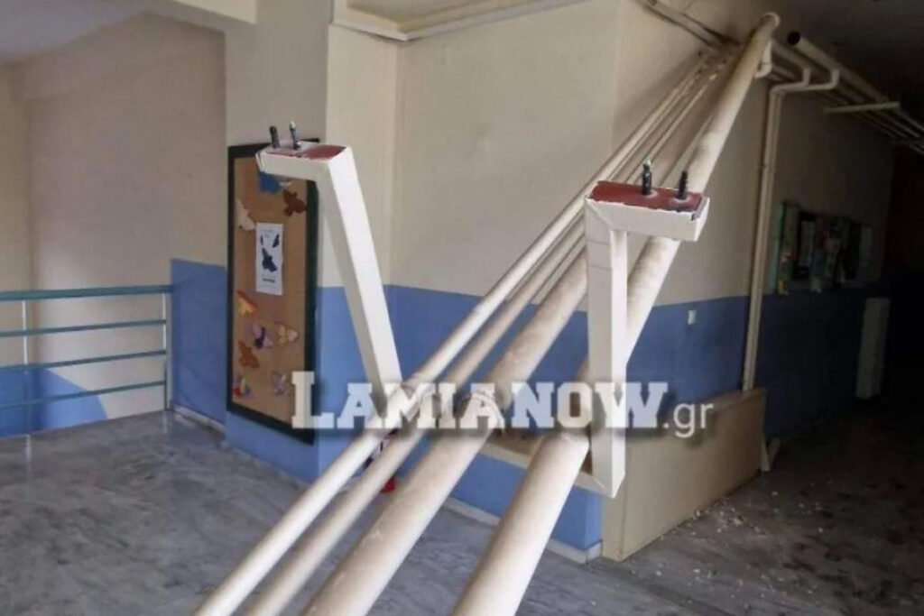 Λαμία: Έπεσαν σοβάδες και σωλήνες σε δημοτικό σχολείο της Στυλίδας