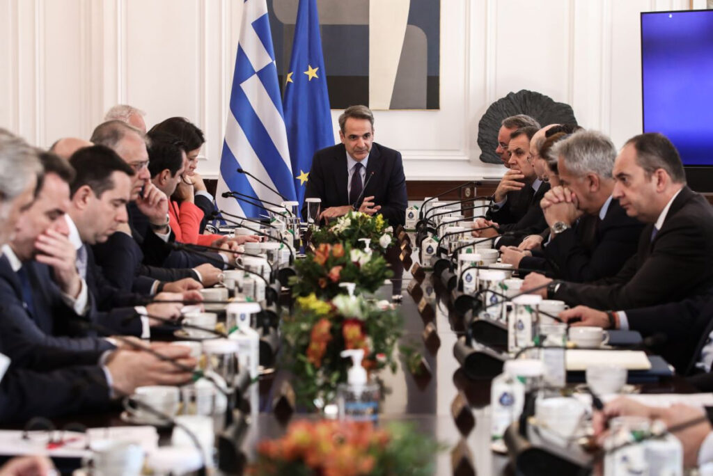 Δεύτε τελευταίο υπουργικό – Ο Μητσοτάκης επιδιώκει «νεκρανάσταση» του αντιΣΥΡΙΖΑ μετώπου