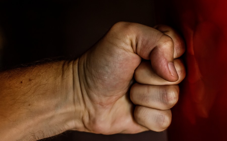 Πολιτευτής της Ν.Δ. κατηγορείται ότι «πλάκωσε» επιθεωρητή εργασίας
