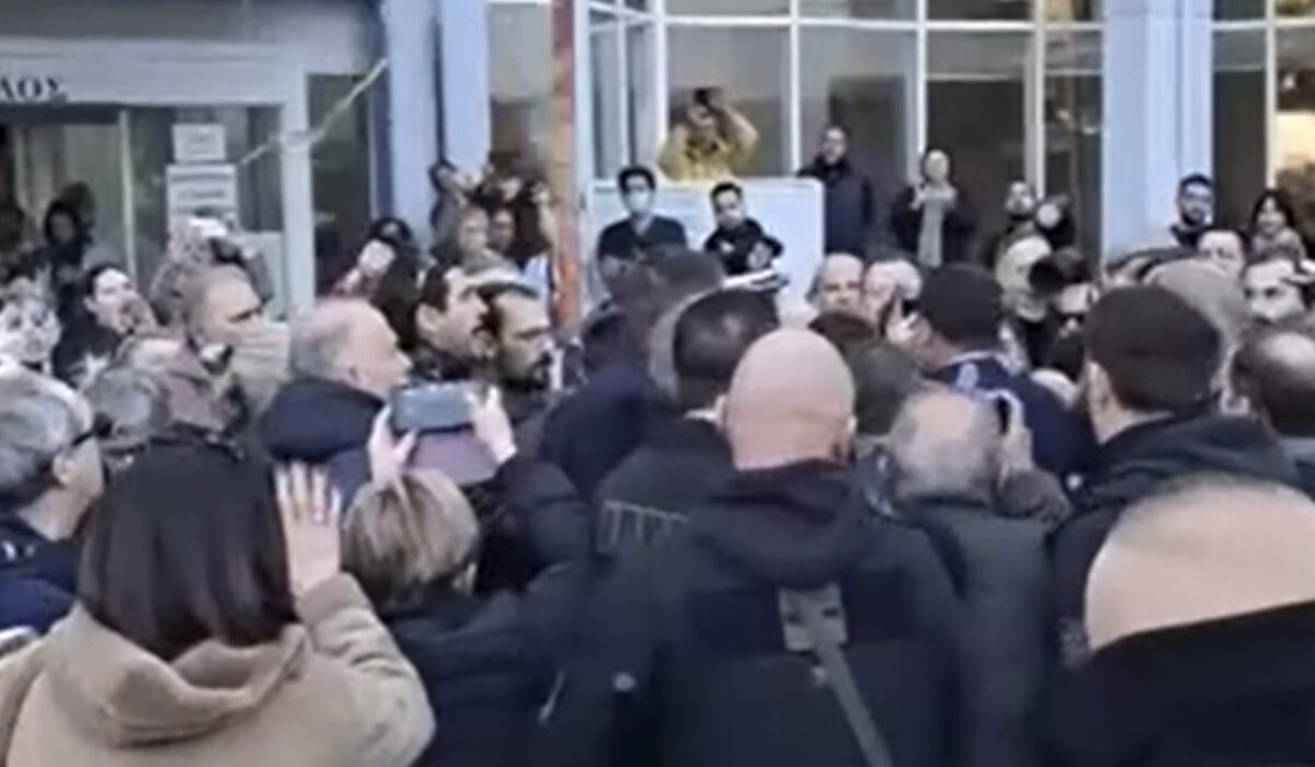 Εργαζόμενοι του ΕΣΥ στην Άρτα έριξαν νερό στον Άδωνι Γεωργιάδη – «Αυτά θα έχεις σε κάθε πόλη» (Βίντεο)