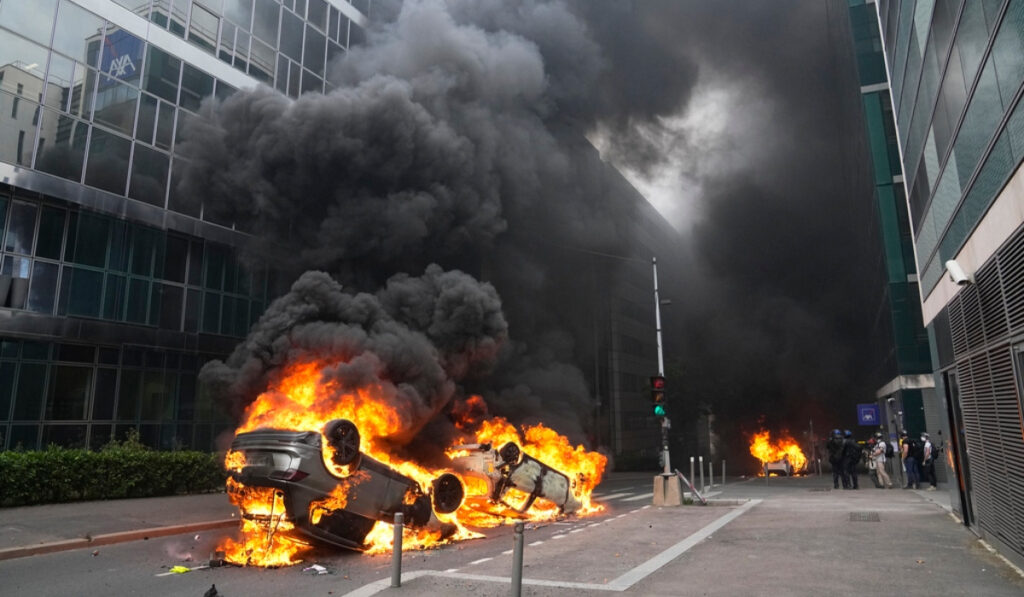 Γαλλία: Φωτιές και δακρυγόνα στον τόπο της δολοφονίας του 17χρονου – Ο Μακρόν «κατεβάζει» 40.000 αστυνομικούς