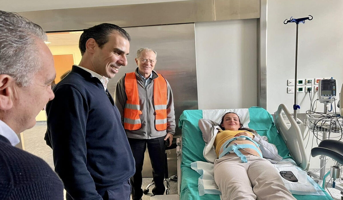 Γεννητούρια εν μέσω σεισμών στη Σαντορίνη –  Πανευτυχής η μαμά για το αγοράκι της (Εικόνα)