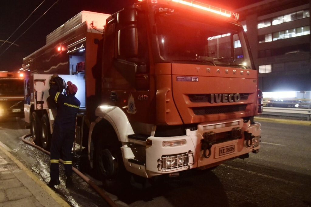 Φωτιά σε διαμέρισμα στη Γλυφάδα – Επιχείρηση απεγκλωβισμού από την Πυροσβεστική