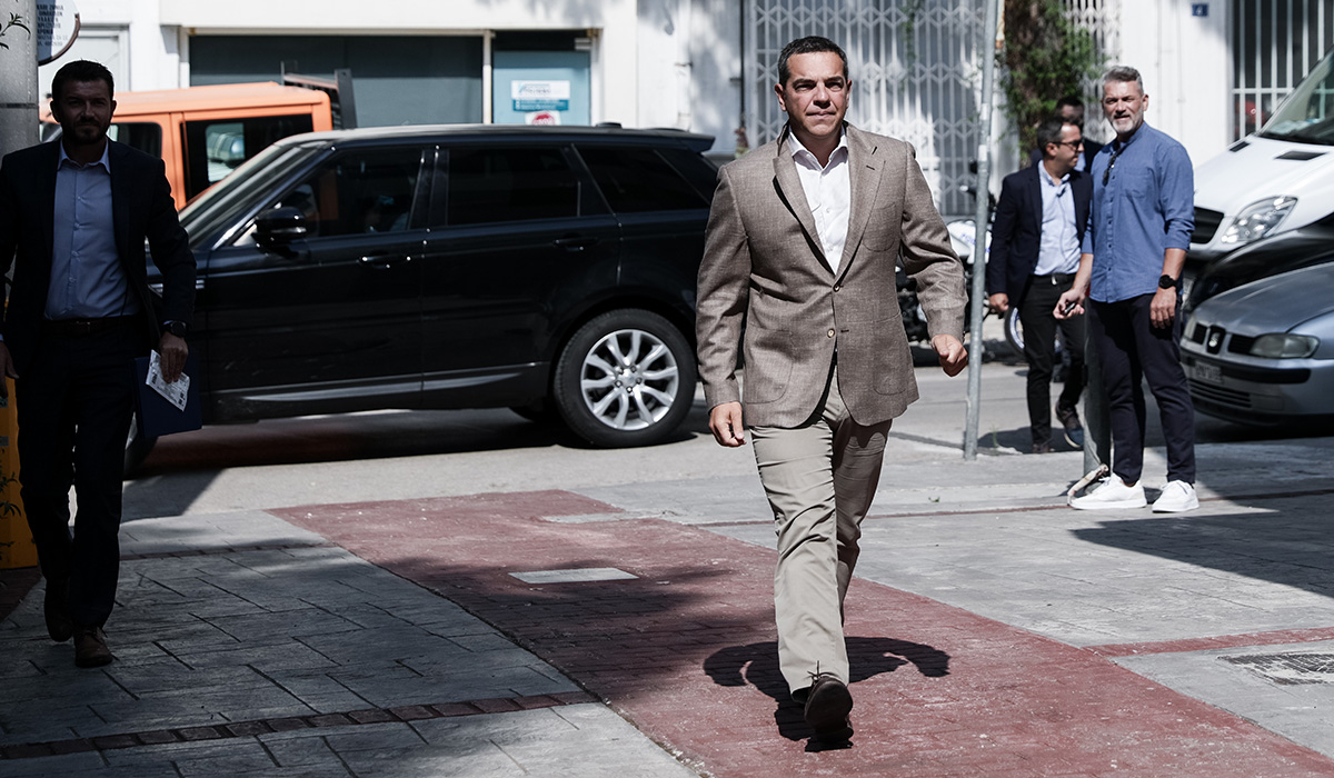 Στην κηδεία του υποσμηναγού Τουρούτσικα, στην Τρίπολη και ο Αλέξης Τσίπρας