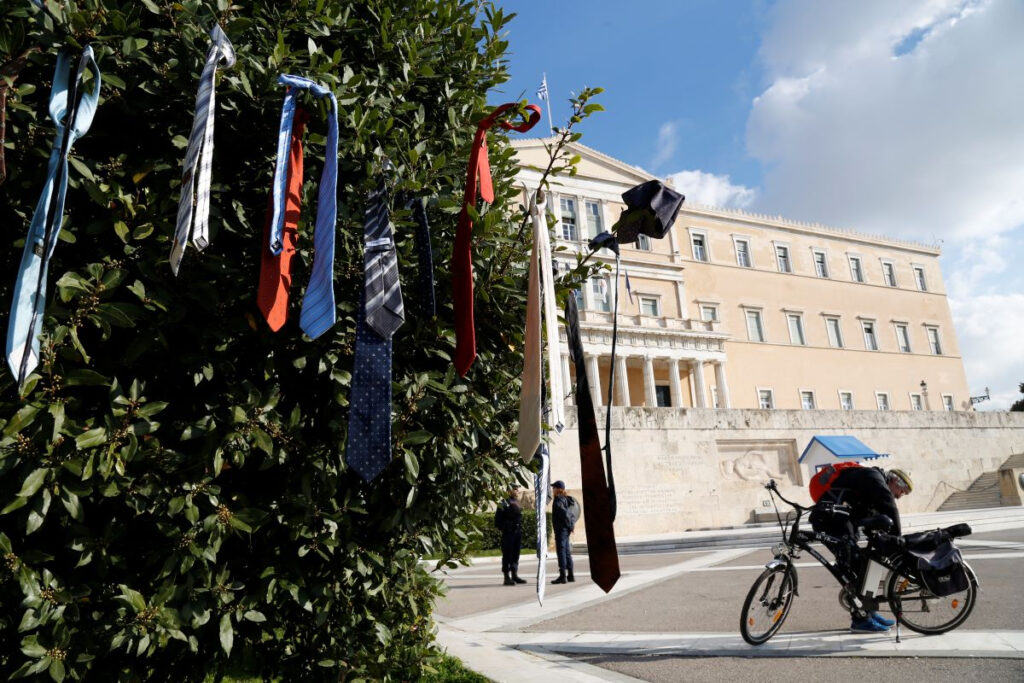 Το «κίνημα της γραβάτας» – Μετά τους γιατρούς και οι δικηγόροι για τις ασφαλιστικές εισφορές