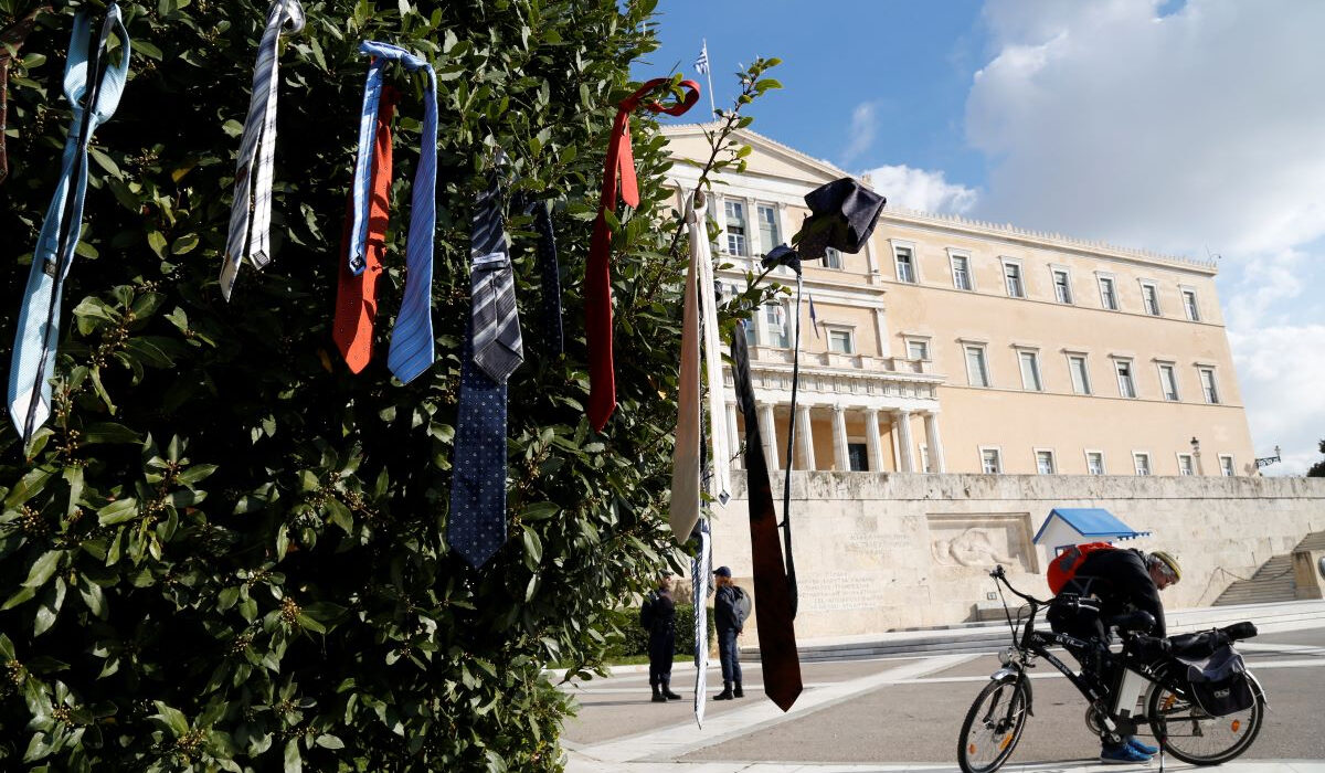 Το «κίνημα της γραβάτας» – Μετά τους γιατρούς και οι δικηγόροι για τις ασφαλιστικές εισφορές