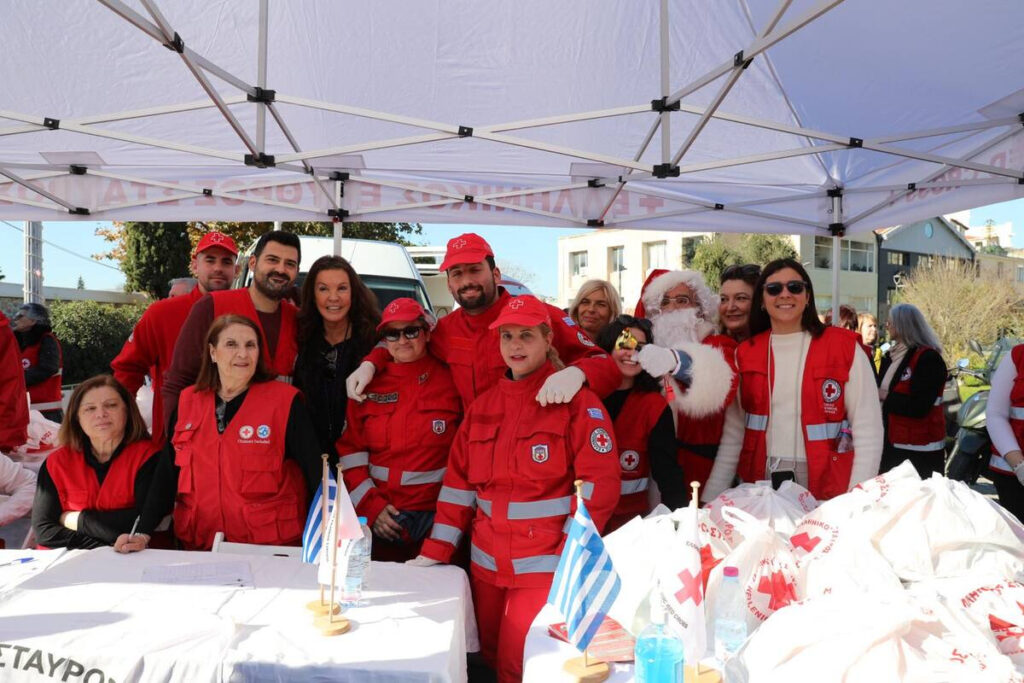 Ο Ελληνικός Ερυθρός Σταυρός προσέφερε εορταστικά γεύματα σε 250 άστεγους συμπολίτες μας ενόψει Πρωτοχρονίας