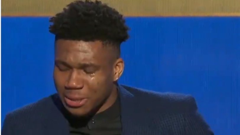 Ο Γιάννης Αντετοκούνμπο πήρε το βραβείο του MVP και δάκρυσε