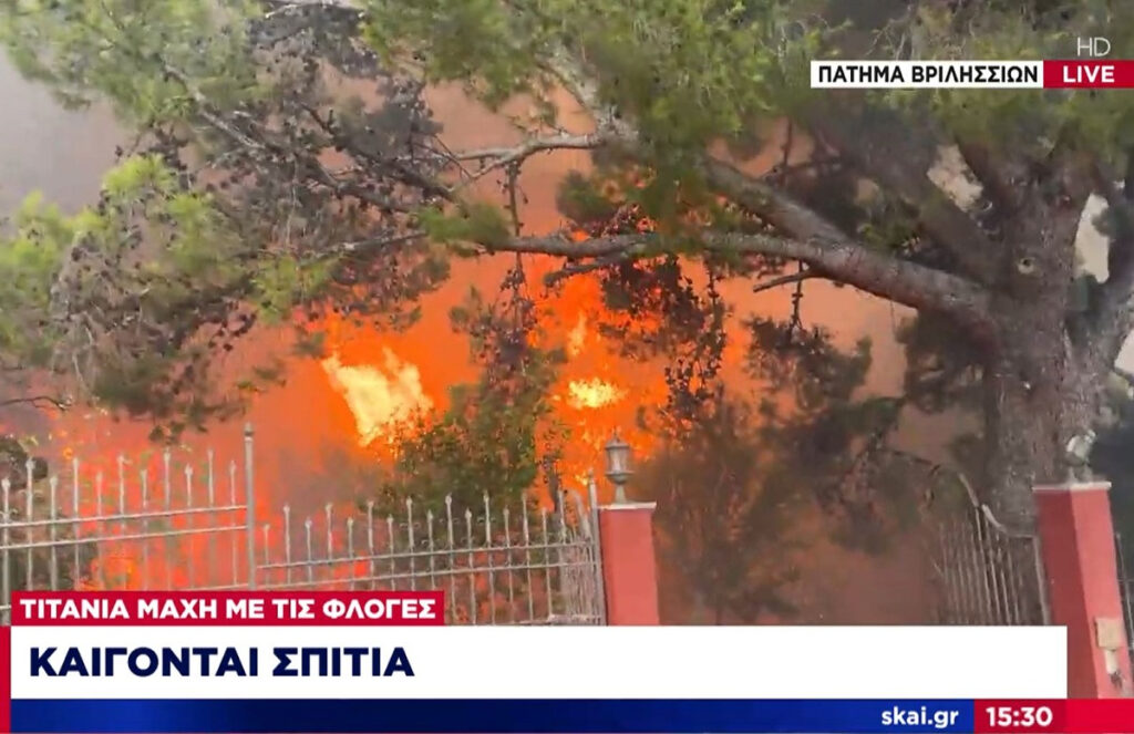 Μπήκε στα Βριλήσσια η φωτιά: Καίγονται σπίτια – Νέο μήνυμα του 112 για εκκένωση