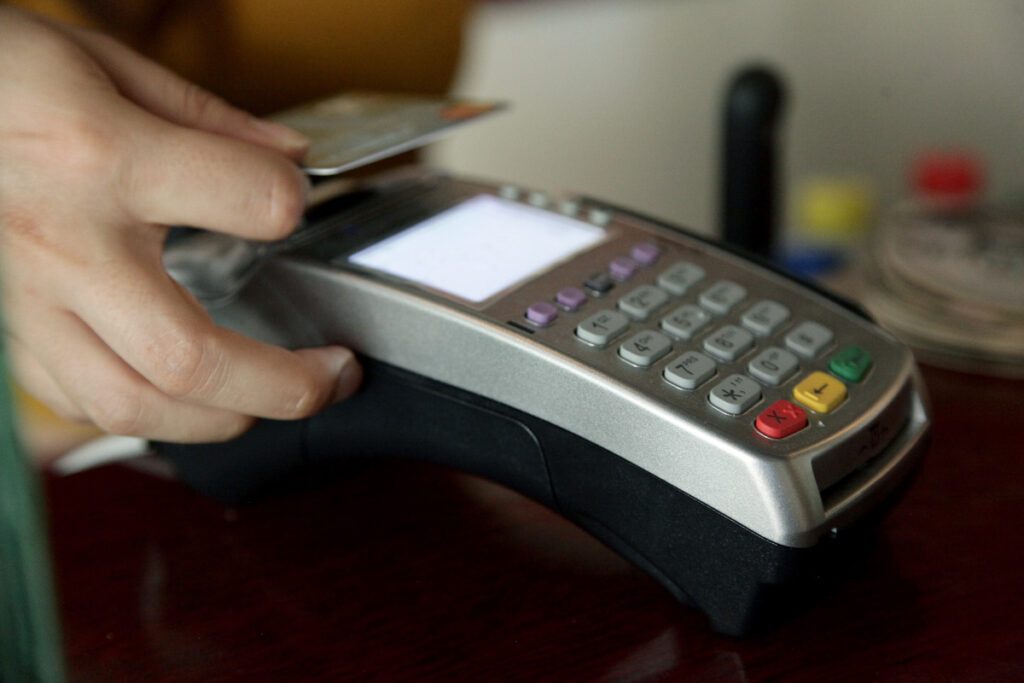 ΑΑΔΕ: Διασύνδεση ταμειακών με POS – Η μεγάλη αλλαγή στην εστίαση