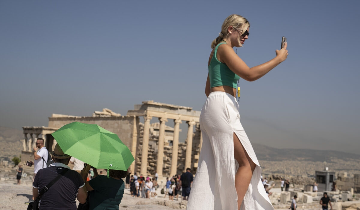 Μείωση στα έσοδα επτάμηνου από τους τουρίστες: Ξόδεψαν πολύ λιγότερα παρά τον πληθωρισμό