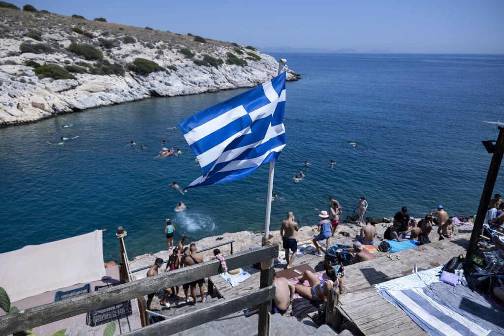 Ζεστός χειμώνας, καυτό καλοκαίρι; Ο μύθος καταρρίπτεται – Τι ισχύει επιστημονικά