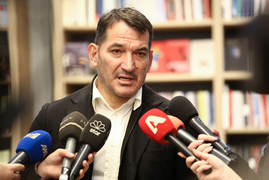 Ο Πύρρος Δήμας θα συνοδεύει τον πρωθυπουργό στη Χειμάρρα