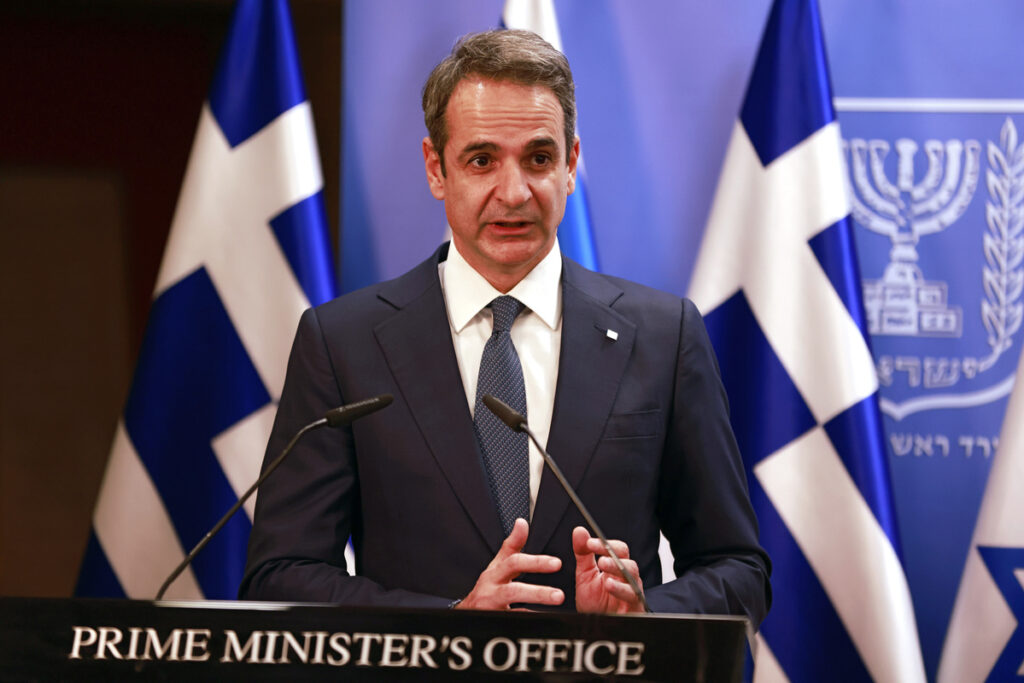 «Ξεθώριασε η ασπίδα του» λέει το Politico για τον Mητσοτάκη – Πού τον κατατάσσει