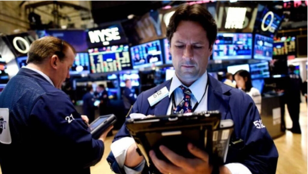 «Ιός» Κίνας χτυπά τη Wall Street – Απώλειες στις τράπεζες έπειτα από προειδοποίηση Fitch για υποβάθμιση
