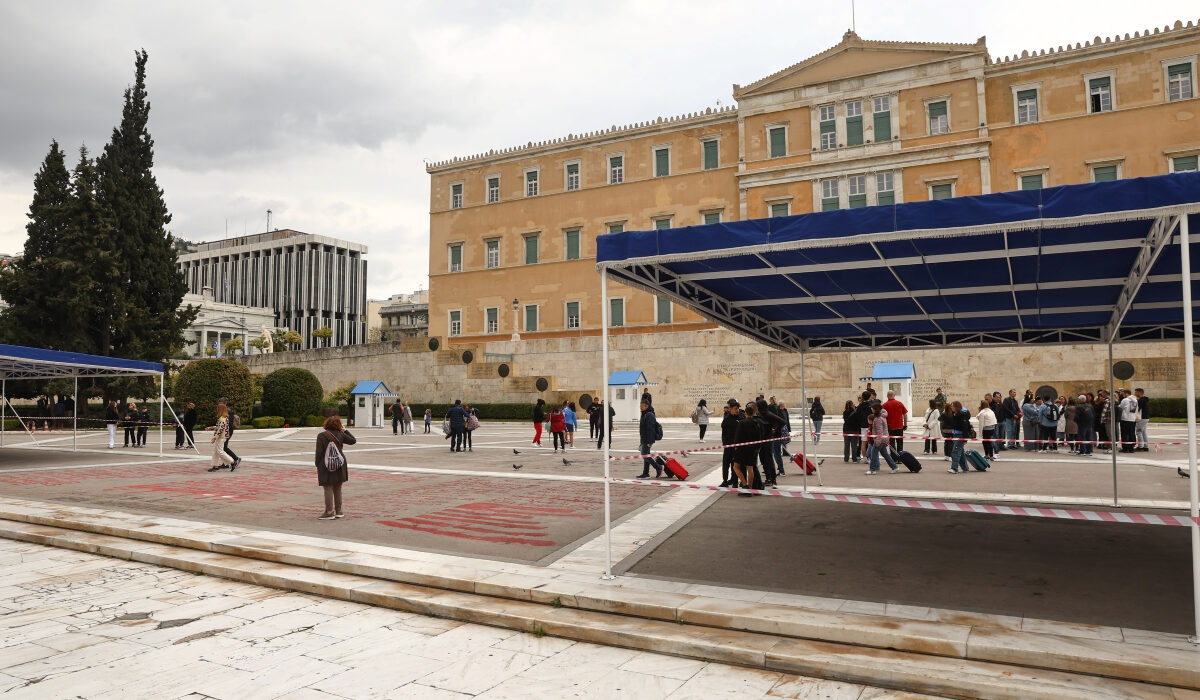Παρέλαση 25ης Μαρτίου: Ο Δήμος Αθηναίων δεν κάλυψε με την εξέδρα τα ονόματα των νεκρών στα Τέμπη