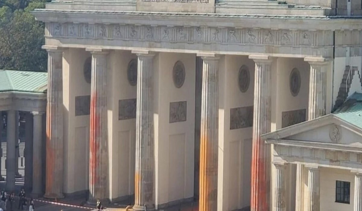 Γερμανία: Ακτιβιστές έβαψαν με πορτοκαλί μπογιά την Πύλη του Βρανδεμβούργου