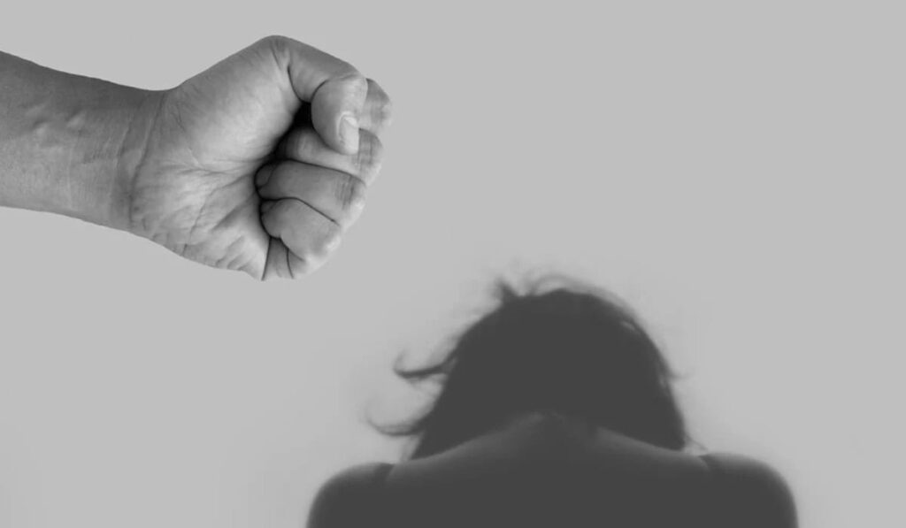 Ηράκλειο: 51χρονος «νταής» ξυλοκόπησε τη σύζυγό του και την τραυμάτισε με σπασμένο πιάτο