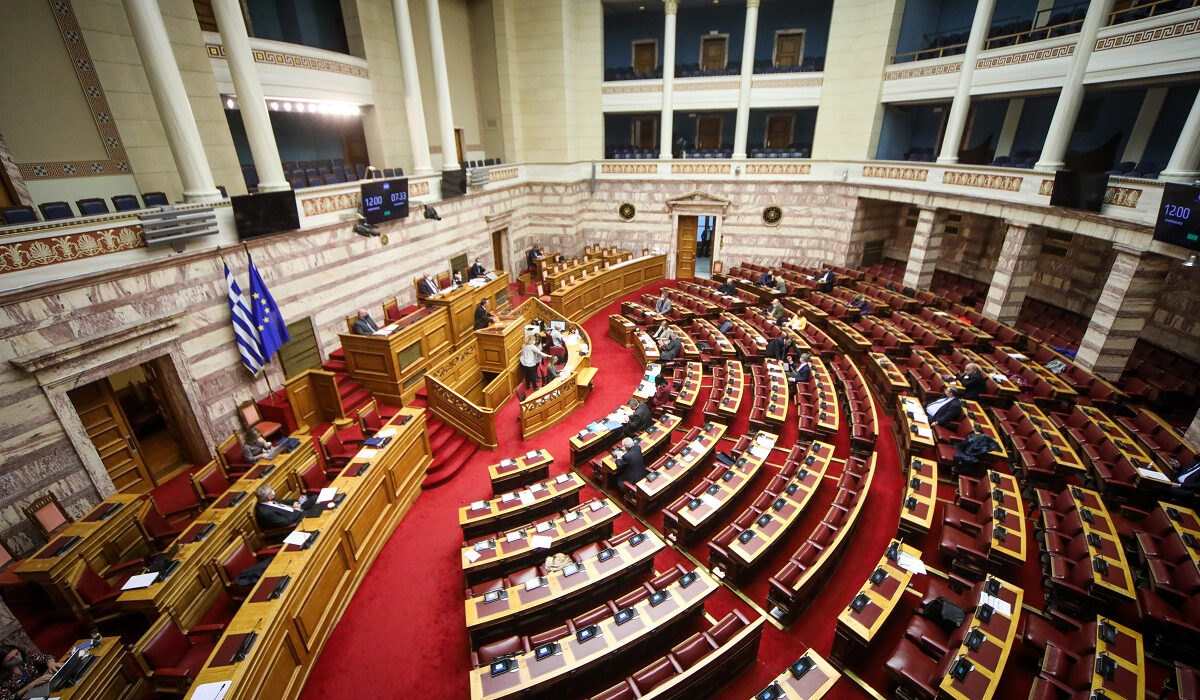Βουλή: Μόνο με τις «γαλάζιες» ψήφους πέρασε το νομοσχέδιο για τα golden boys του ΕΦΚΑ