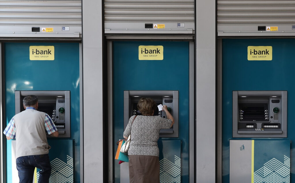 Τραπεζικές χρεώσεις: Μείωση σε 6 βασικές προμήθειες από σήμερα
