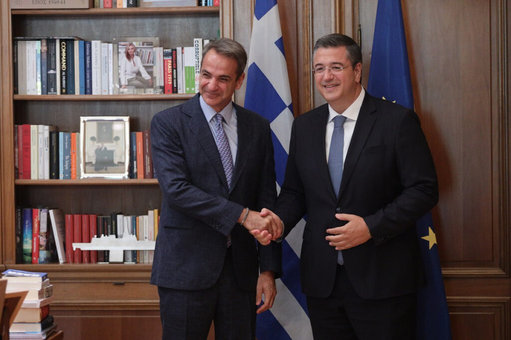 «Κλίνατε επί δεξιά»: Γιατί ο Μητσοτάκης έστειλε τον Τζιτζικώστα στις Βρυξέλλες – Ανάλυση του Politico